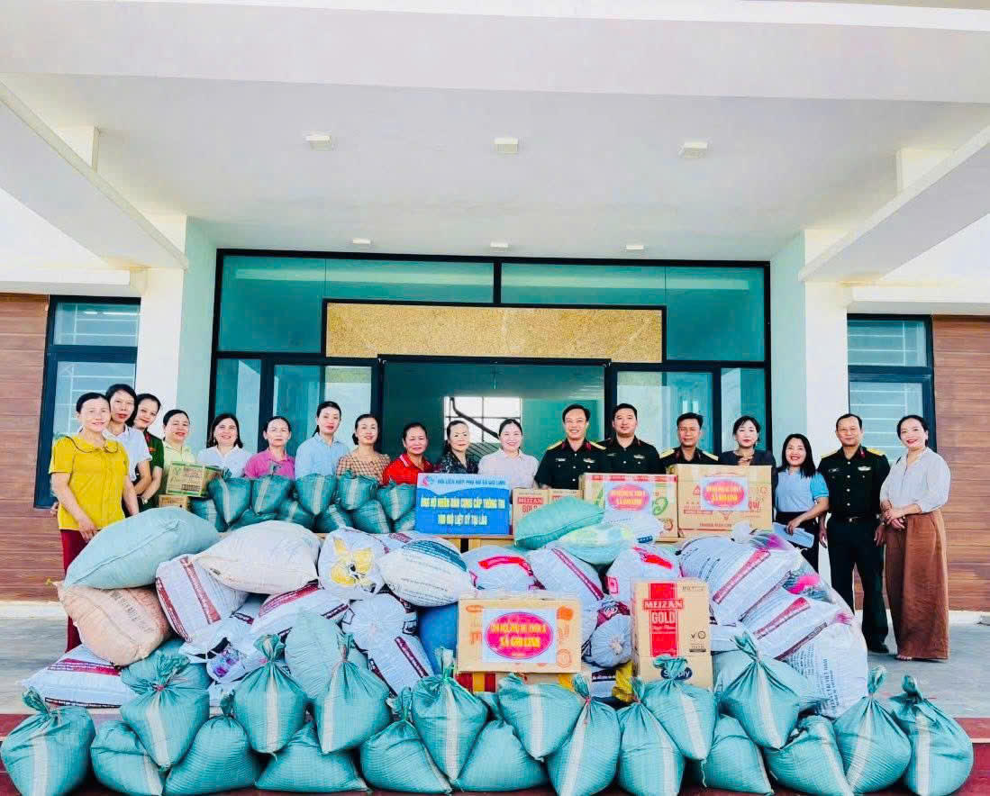 Cán bộ hội viên phụ nữ xã Gio Linh ủng hộ nhân dân cung cấp thông tin tìm kiếm mộ liệt sỹ tại Lào. Ảnh: MT.