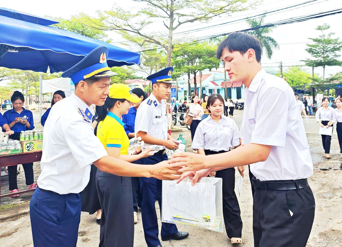 Cán bộ, đoàn viên thanh niên Hải đoàn 21 tham gia tiếp sức mùa thi. CS.