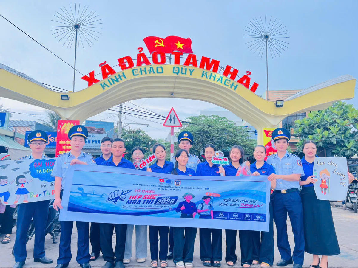 Cán bộ, đoàn viên thanh niên Hải đoàn 21 tham gia tiếp sức mùa thi chụp ảnh lưu niệm. Ảnh: CS.