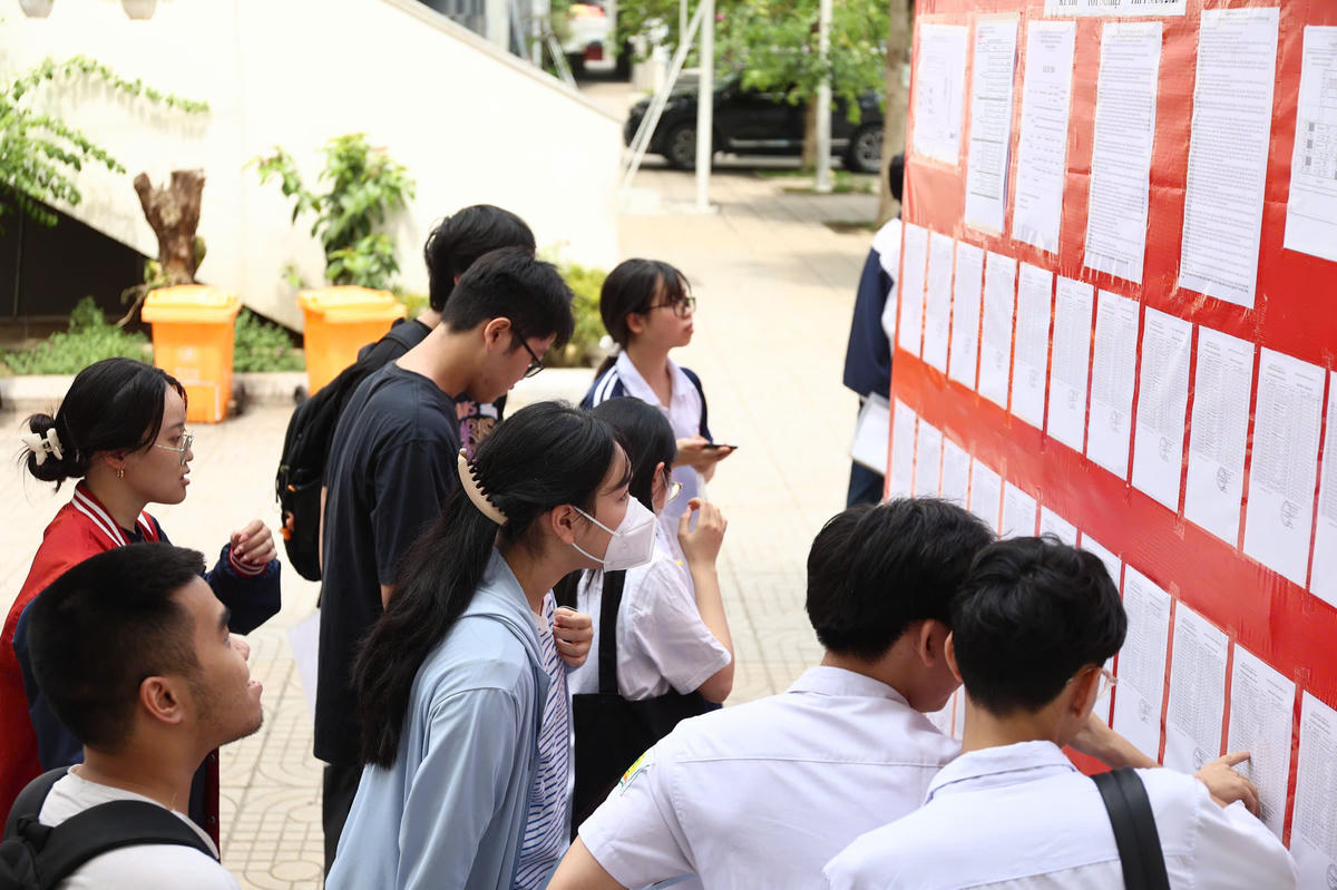 Thí sinh tra cứu thông tin phòng thi, số báo danh trước khi bước vào phòng thi tốt nghiệp THPT năm 2026. Ảnh: Lê Khánh