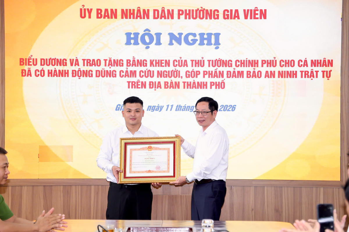 Ông Vũ Tiến Phụng, Phó Chủ tịch UBND TP Hải Phòng trao Bằng khen của Thủ tướng Chính phủ cho anh Phạm Thế Huy Hoàng. Ảnh: VC.&nbsp;