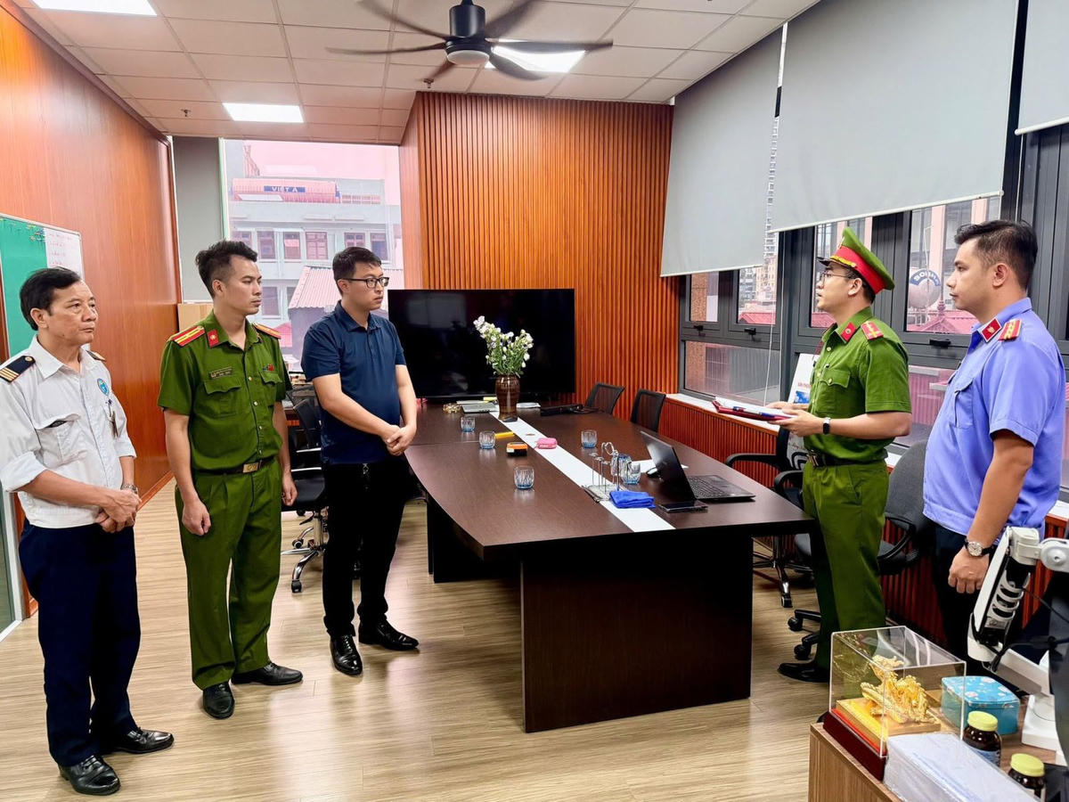 Cơ quan CSĐT Công an tỉnh Phú Thọ công bố Lệnh khám xét khẩn cấp nơi làm việc của Bùi Đắc Ánh Dương, Giám đốc Công ty Cổ phần hệ thống thông tin ATHENA Việt Nam. Ảnh: Công an tỉnh Phú Thọ.