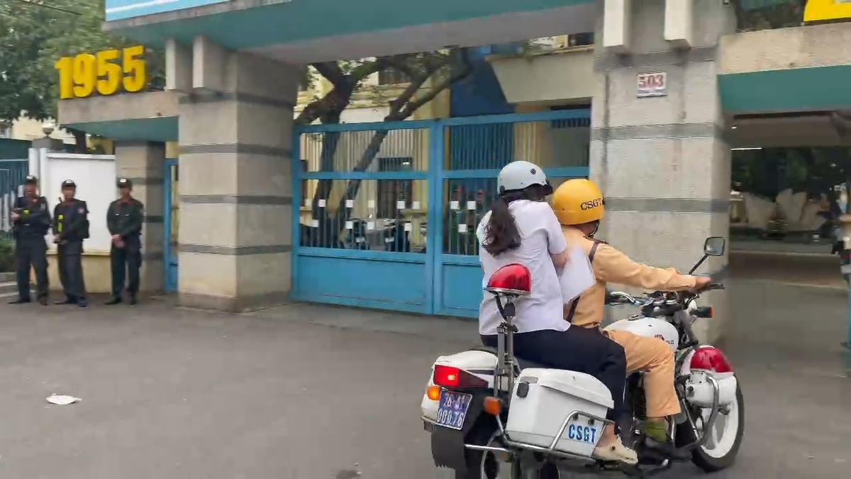 Lực lượng CSGT, Công an tỉnh Quảng Ngãi đưa thí sinh đến điểm thi an toàn. Ảnh: Cắt clip.