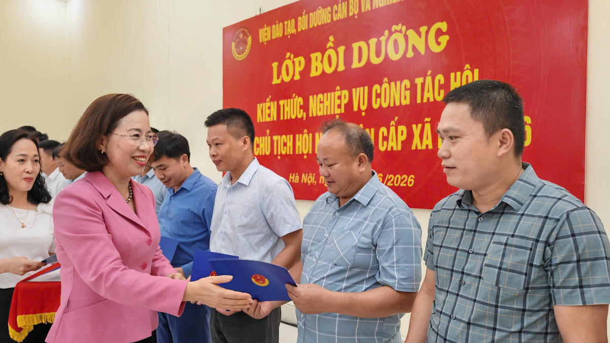 Bà Bùi Thị Thơm - Phó Chủ tịch Ban Chấp hành Trung ương Hội Nông dân Việt Nam trao Giấy chứng nhận hoàn thành khóa học cho các học viên