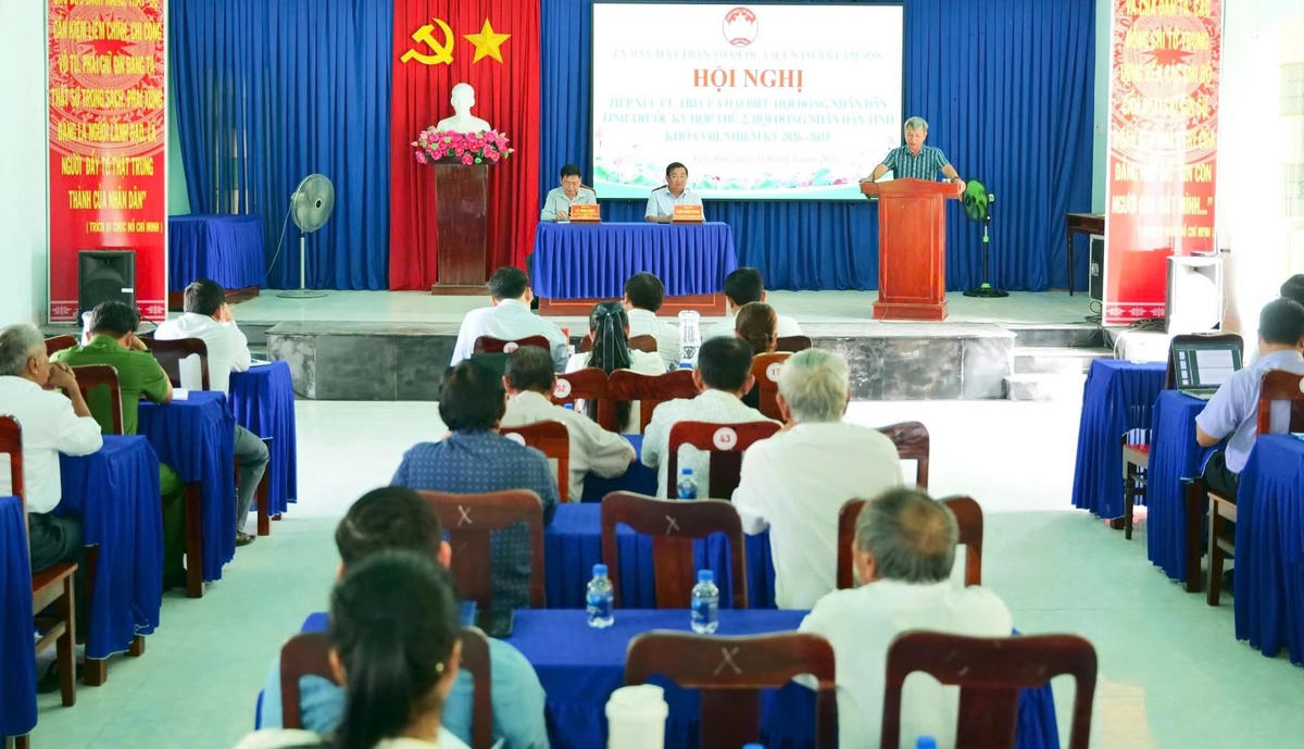 Quang cảnh buổi tiếp xúc cử tri xã Lâm Sơn .