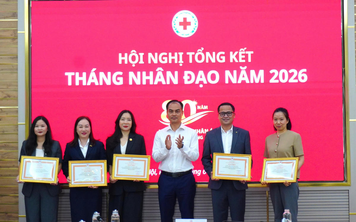 Đại diện lãnh đạo Ủy ban Trung ương MTTQ Việt Nam trao tặng bằng khen cho các tập thể, cá nhân có thành tích xuất sắc trong Tháng Nhân đạo năm 2026. Ảnh: PV