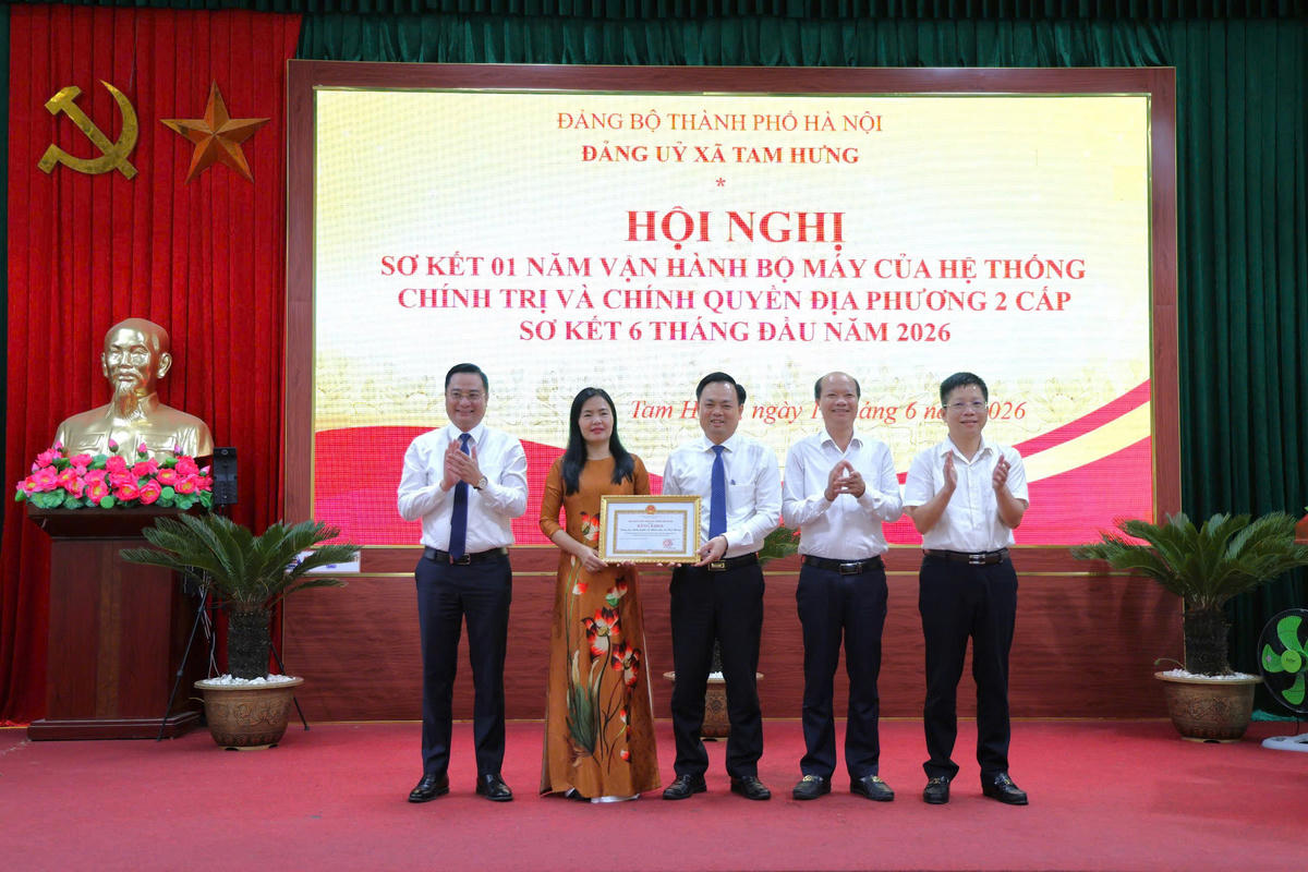 Khen thưởng cá nhân có thành tích xuất sắc. ẢnhTL