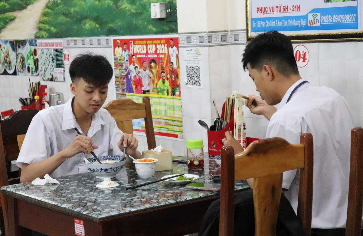 Các thí sinh được ăn những tô mì miễn phí trước khi vào phòng thi. Ảnh: BT.