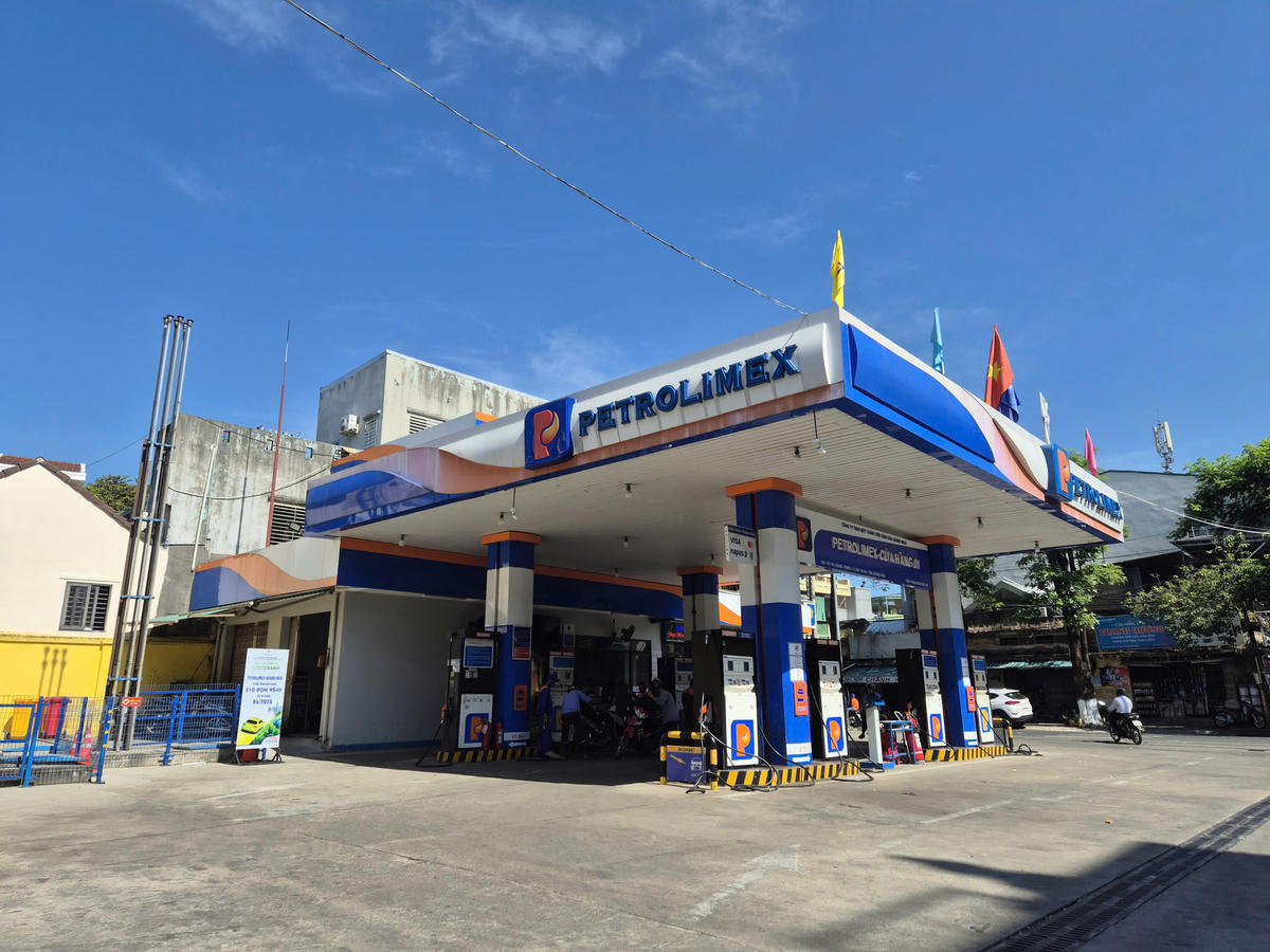 Cửa hàng xăng dầu Petrolimex Quảng Ngãi đã triển khai bán xăng E10. Ảnh: NT.