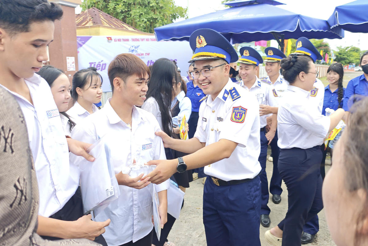 Cán bộ, đoàn viên thanh niên Hải đoàn 21 phát nước động viên thí sinh tham gia thi. Ảnh: CS.