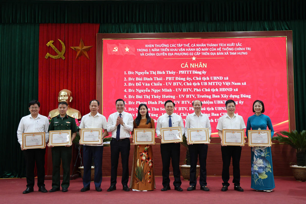 Khen thưởng cá nhân, tập thể có thành tích xuất sắc. Ảnh: TL