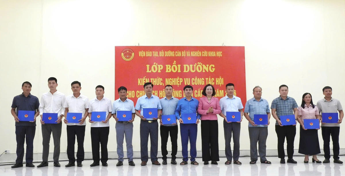 Bà Bùi Thị Thơm - Phó Chủ tịch Ban Chấp hành Trung ương Hội Nông dân Việt Nam trao Giấy chứng nhận hoàn thành khóa học cho các học viên