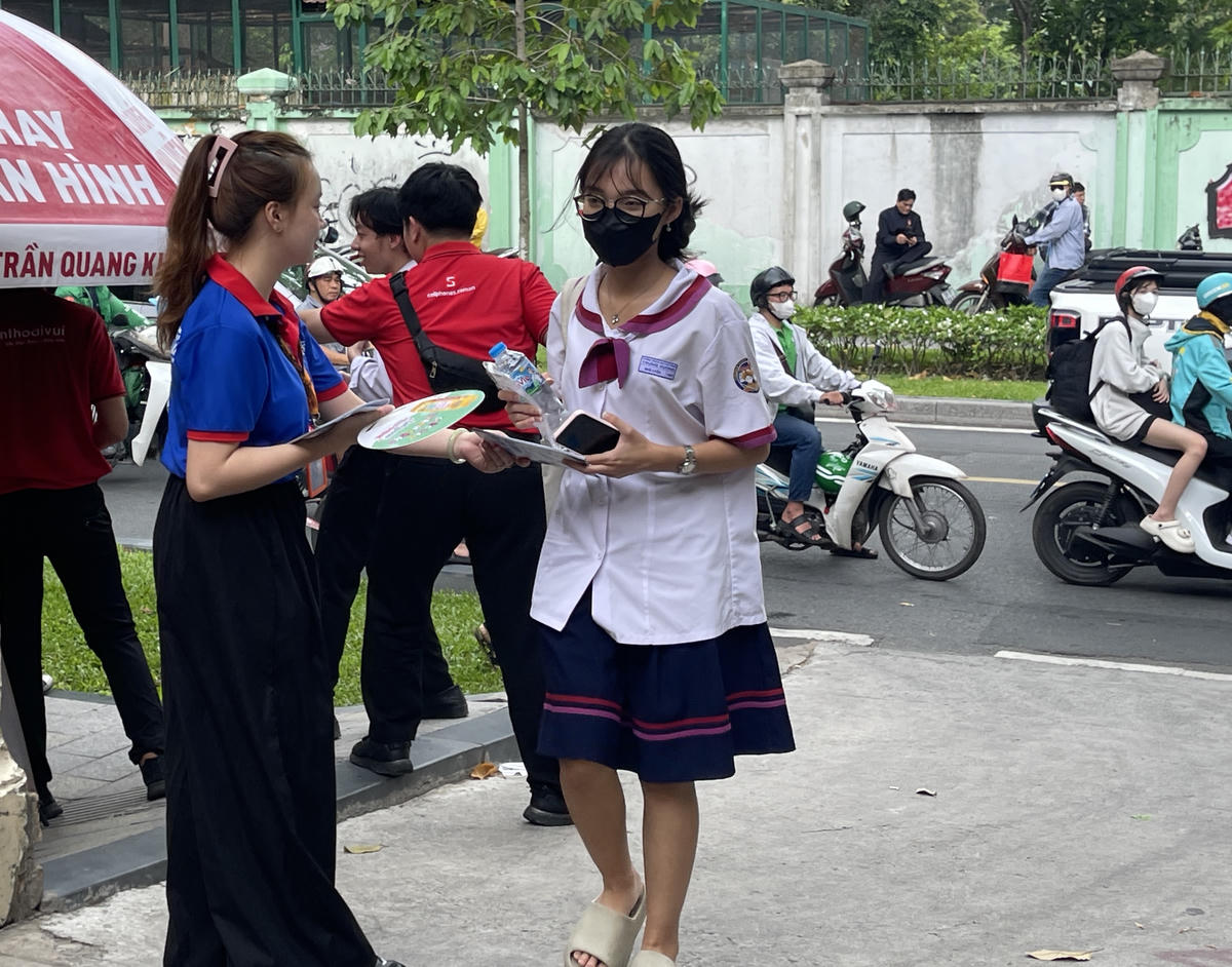 Các thí sinh được nhiều tình nguyện viên "tiếp sức" trước khi bước vào phòng thi. Ảnh: Đ.Xá.