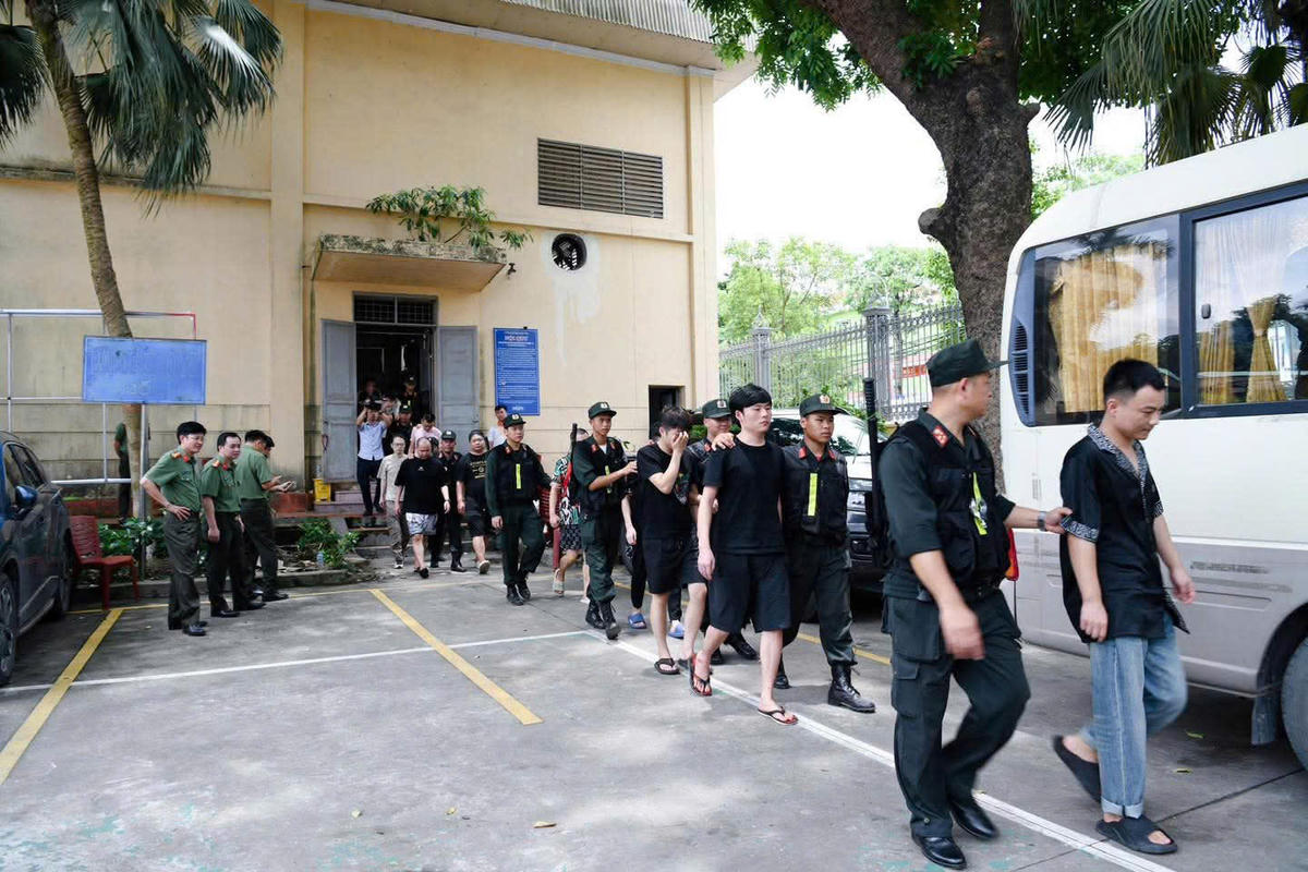 Lực lượng chức năng dẫn giải các đối tượng liên quan. Ảnh: Công an tỉnh Phú Thọ.