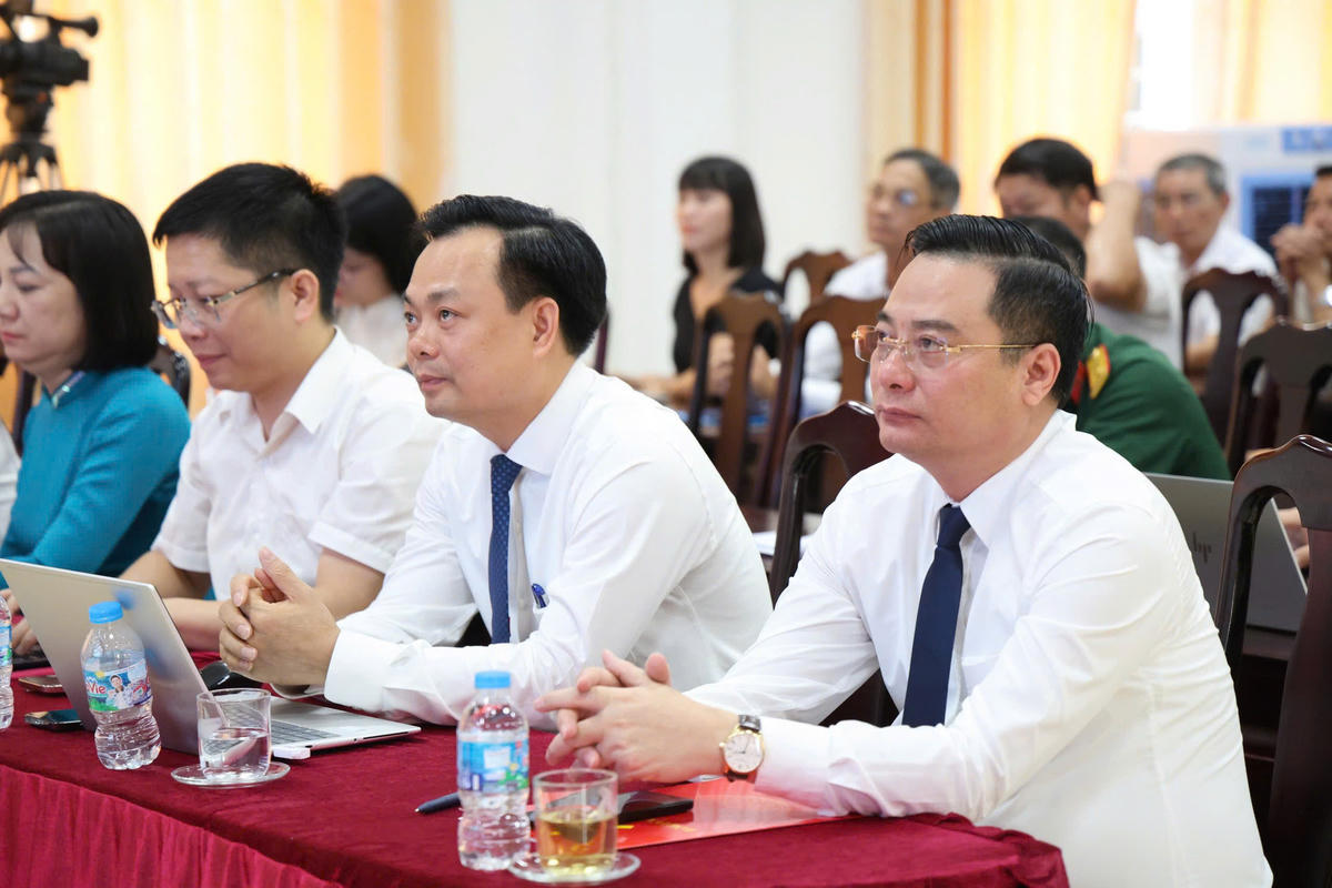 Với tinh thần thẳng thắn, trách nhiệm và nhìn nhận đúng thực tiễn, hội nghị hôm nay đã làm rõ hơn kết quả sau 1 năm vận hành mô hình chính quyền địa phương 2 cấp; đồng thời nhận diện những khó khăn, vướng mắc, điểm nghẽn cần tập trung tháo gỡ trong thời gian tới. Ảnh: TL