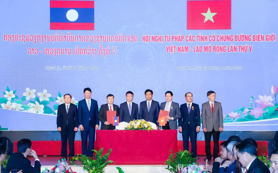 Lãnh đạo Bộ Tư pháp Việt Nam và Bộ Tư pháp Lào ký kết tại Hội nghị&nbsp;Tư pháp các tỉnh có chung đường biên giới Việt Nam - Lào lần V.