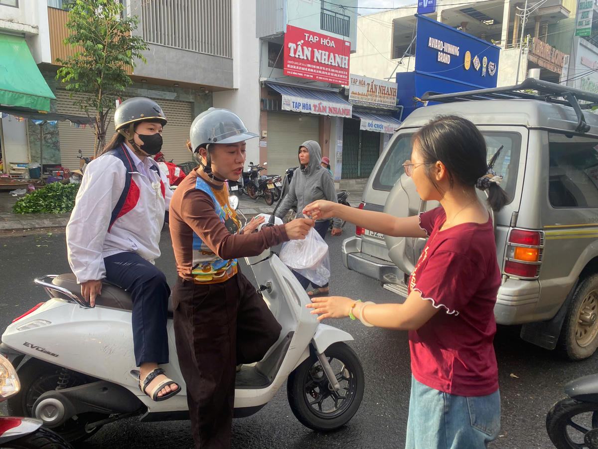 Nhiều thí sinh ở phường Kon Tum, tỉnh Quảng Ngãi được trao tặng suất ăn miễn phí. Ảnh: BT.