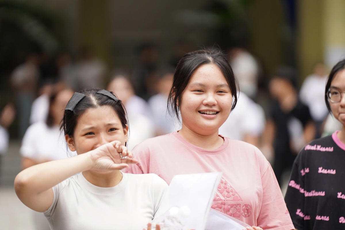 Nụ cười rạng rỡ các thí sinh sau kết thúc môn Ngữ văn. Ảnh: NT.