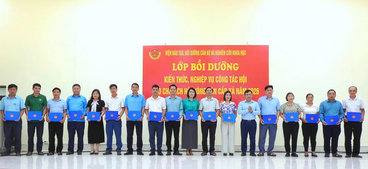 Viện trưởng Viện Đào tạo, bồi dưỡng cán bộ và nghiên cứu khoa học trao Giấy chứng nhận hoàn thành khóa học cho các học viên