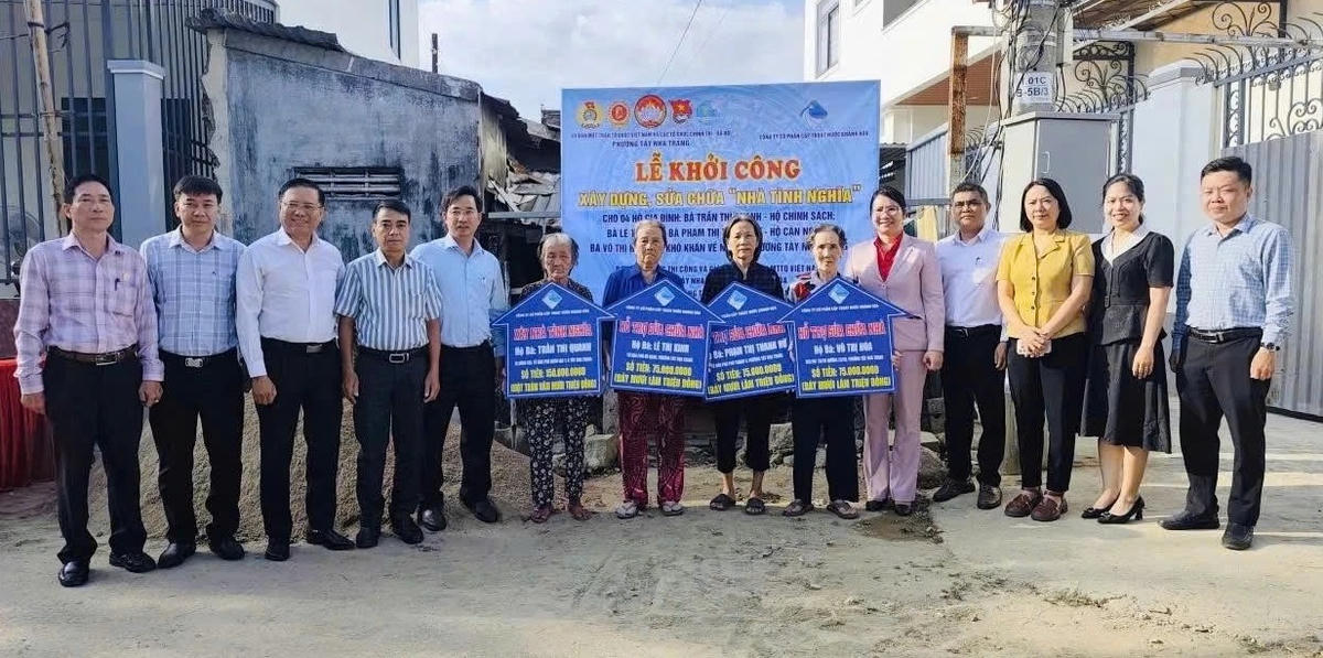 Các lãnh đạo trao bảng tượng trưng lễ khởi công xây dựng, sửa chữa nhà tình nghĩa cho 4 hộ gia đình phường Tây Nha Trang.