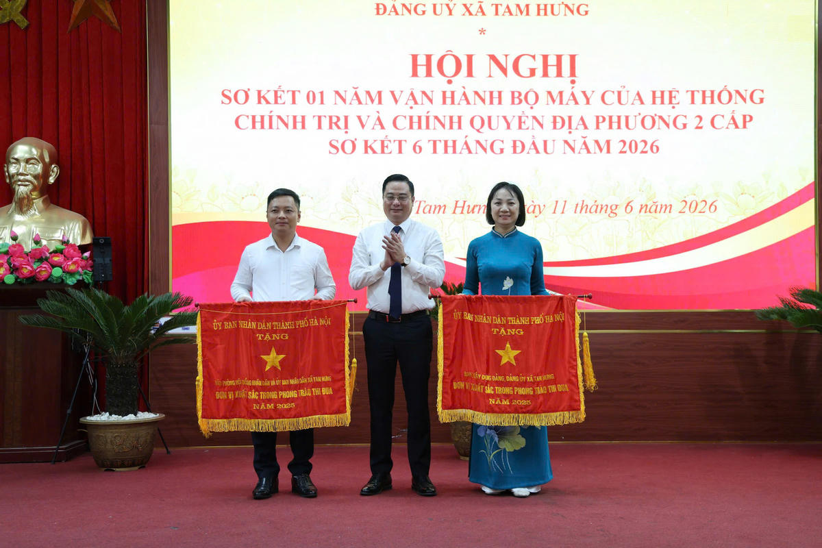 Với những những nỗ lực trong các phong trào thi đua Đảng bộ, chính quyền và nhân dân xã Tam Hưng được Chủ tịch UBND thành phố Hà Nội tặng Bằng khen.