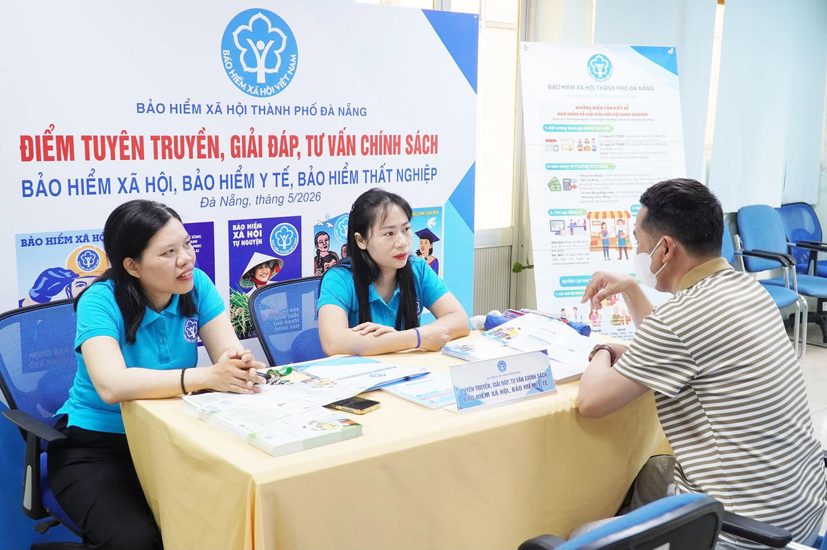 Chuyên viên BHXH thành phố tư vấn các chính sách về BHXH, BHYT