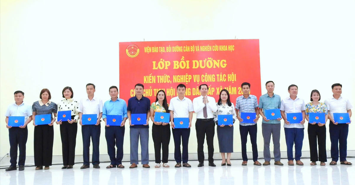 Ông Nguyễn Khắc Toàn - Viện trưởng Viện Đào tạo, bồi dưỡng cán bộ và nghiên cứu khoa học trao Giấy chứng nhận hoàn thành khóa học cho các học viên