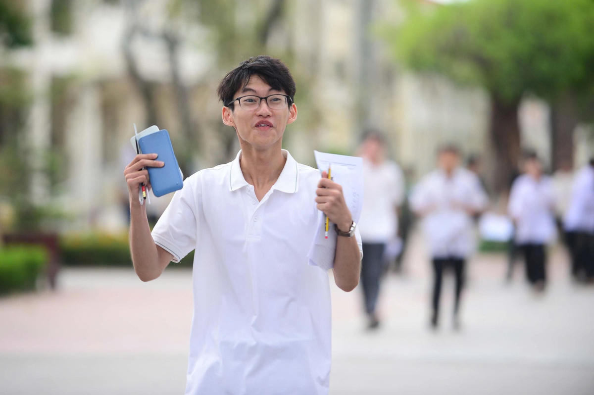 Em Trần Lê Anh đánh giá, đề thi Toán năm nay phù hợp với năng lực học sinh. Ảnh: Đình Minh