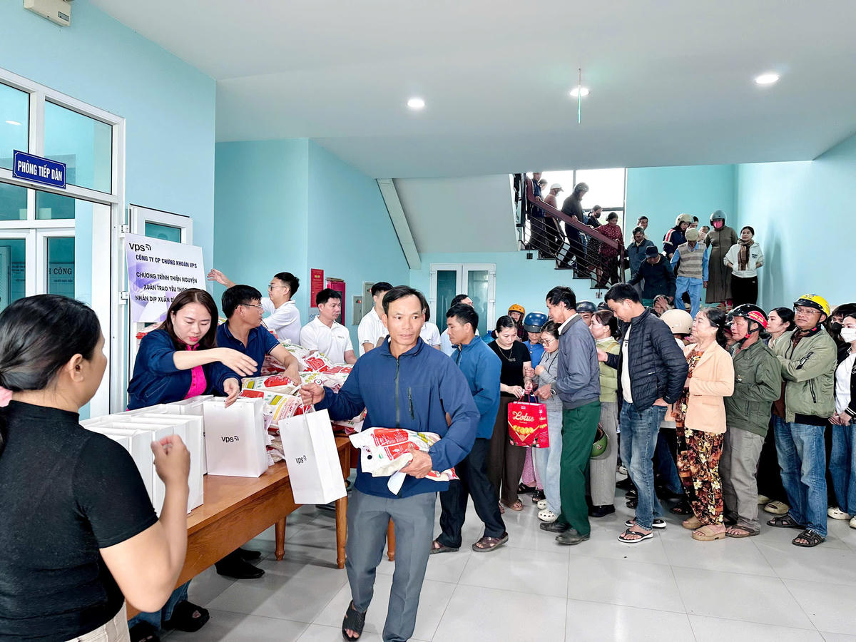 Các hộ gia đình có hoàn cảnh khó khăn trên địa bàn xã Gio Linh nhận quà từ một chương trình thiện nguyện. Ảnh: MT.