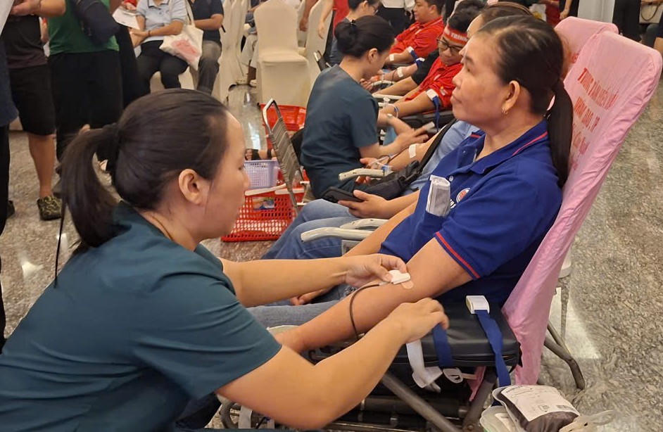 Đông đảo người dân tham gia hiến máu tình nguyện tại Ngày hội hiến máu “Giọt hồng từ Thành phố mang tên Bác” trong khuôn khổ Hành trình Đỏ 2026. Ảnh: S.X