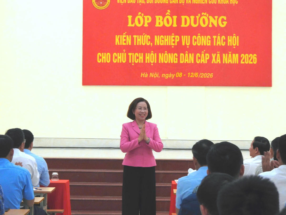 Bà Bùi Thị Thơm - Phó Chủ tịch Ban Chấp hành Trung ương Hội Nông dân Việt Nam tham dự lễ bế giảng