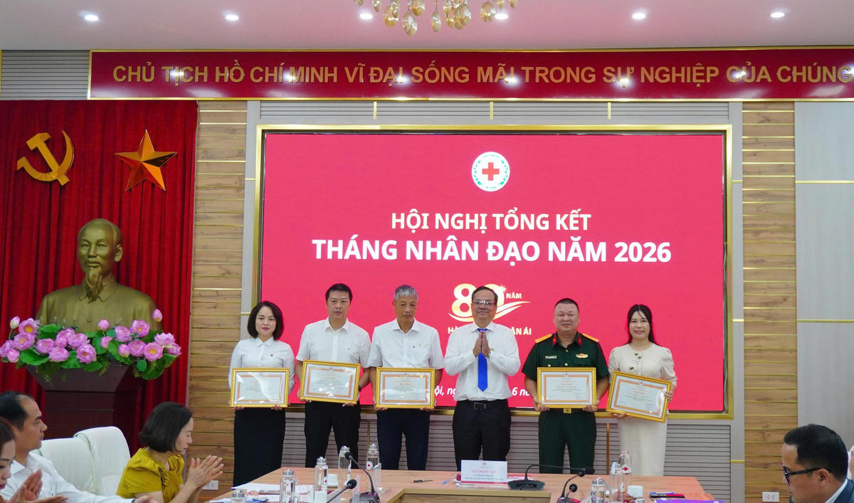 Lãnh đạo Hội Chữ thập đỏ Việt Nam tặng bằng khen cho các tập thể, cá nhân có đóng góp tích cực trong Tháng Nhân đạo năm 2026. Ảnh: PV
