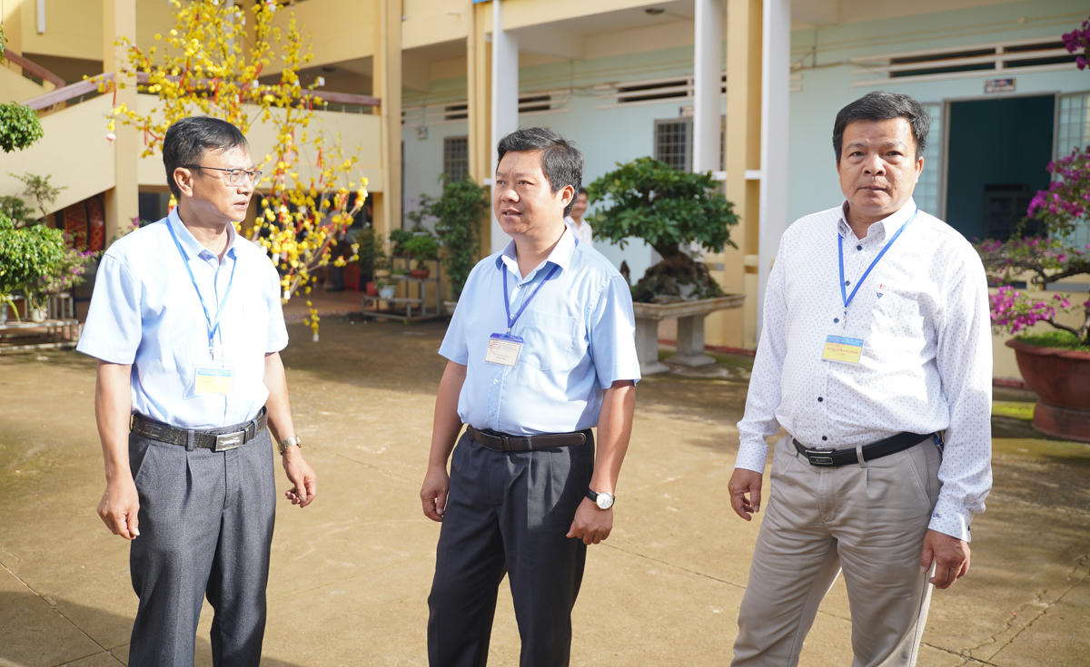 Ông Nguyễn Văn Long, (bên trái), Phó Giám đốc Sở Giáo dục và Đào tạo tỉnh Gia Lai kiểm tra công tác thi trên địa bàn tỉnh. Ảnh: ĐS.