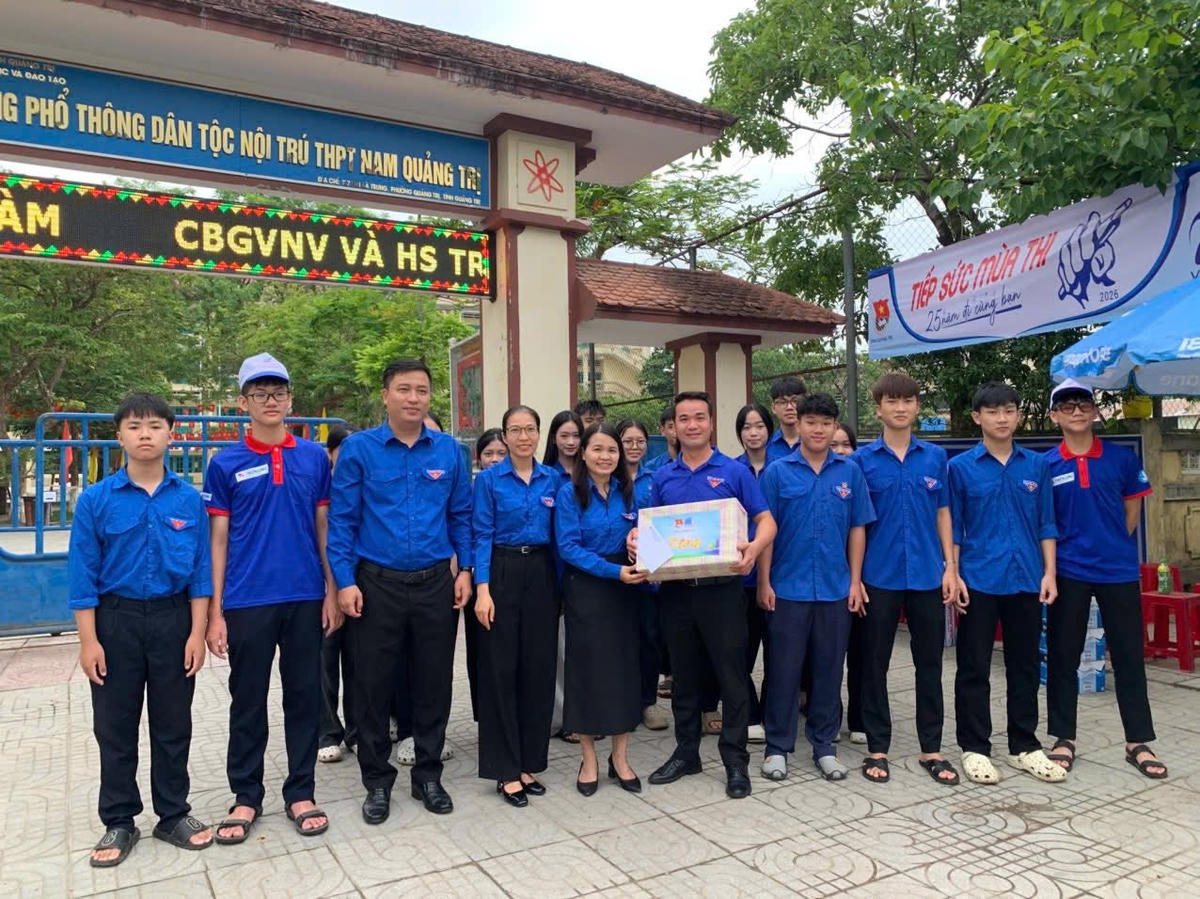 Chị Trần Thị Thu, Bí thư Tỉnh đoàn đến thăm, động viên đội hình thanh niên tình nguyện tại Trường Phổ thông Dân tộc nội trú THPT Nam Quảng Trị. Ảnh: ĐTN.