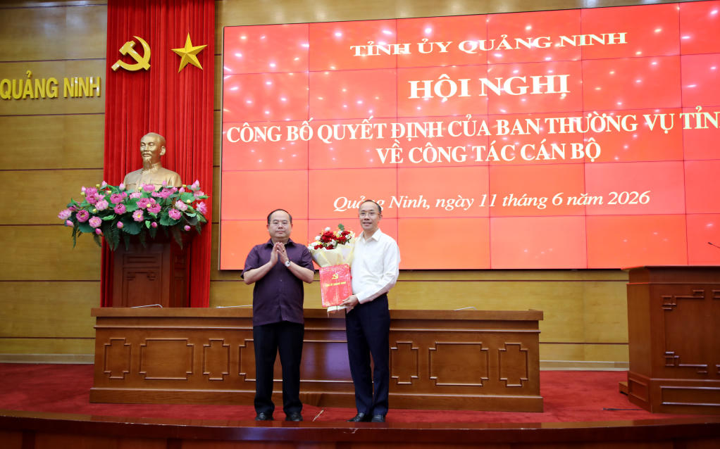 Bí thư Tỉnh ủy Quảng Ninh Quản Minh Cường trao quyết định và tặng hoa chúc mừng tân&nbsp;Trưởng Ban Nội chính Tỉnh ủy Quảng Ninh&nbsp;Dương Mạnh Cường. Ảnh: QMG