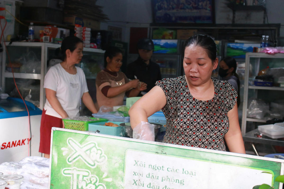 Chị Bùi Thị Như Phượng chuẩn bị những suất ăn miễn phí cho thí sinh. Ảnh: BT.