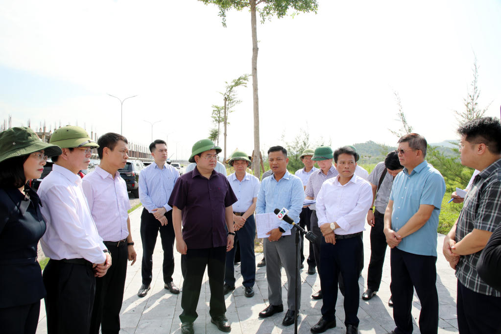 Bí thư Tỉnh ủy Quảng Ninh Quản Minh Cường cùng đoàn công tác của tỉnh nghe lãnh đạo phường Cao Xanh báo cáo tiến độ Dự án đầu tư hạ tầng đô thị của Công ty CP Tập đoàn FLC. Ảnh: QMG