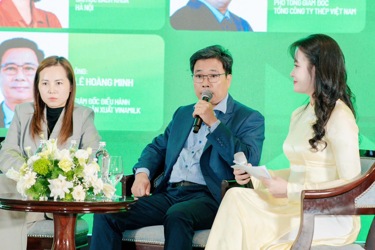 Ông Lê Hoàng Minh - Giám đốc điều hành Sản xuất kiêm Trưởng dự án Net Zero của Vinamilk - chia sẻ tại Diễn đàn quốc gia về Môi trường và Khí hậu 2026 (Ảnh: VN).