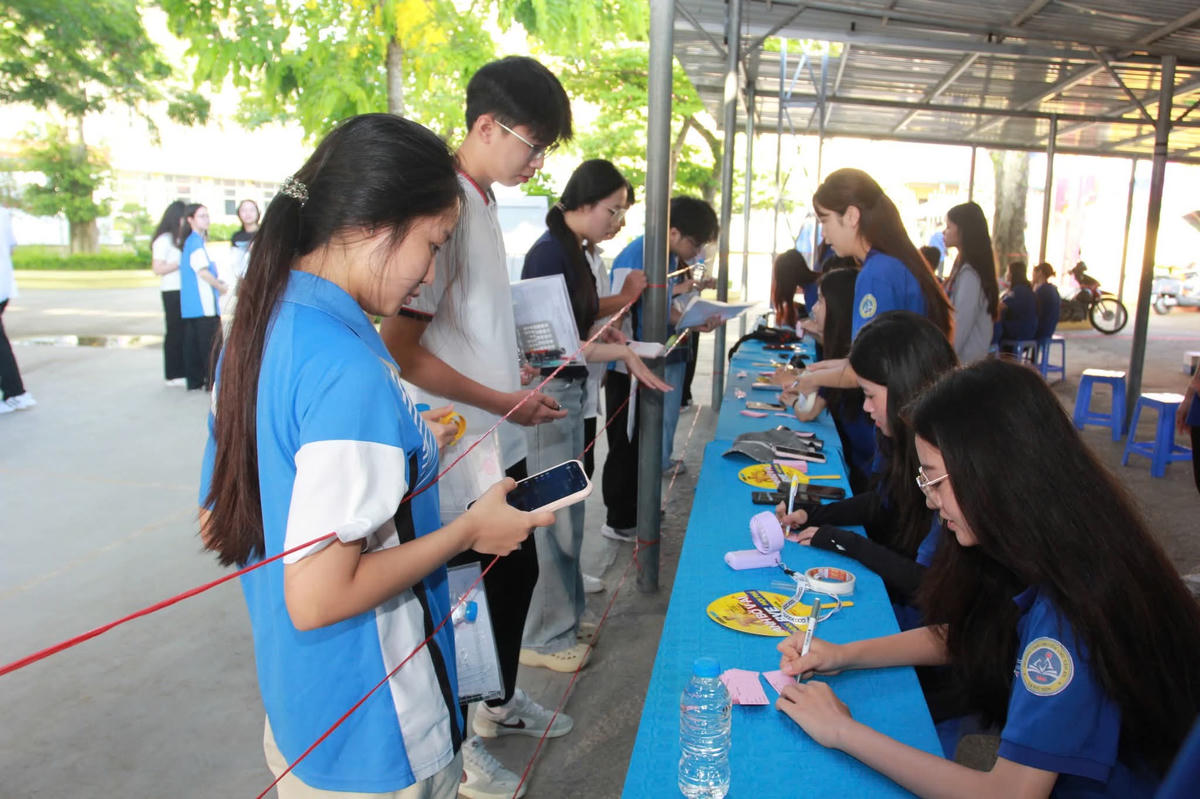 Đội ngũ tình nguyện viên hỗ trợ, hướng dẫn thí sinh tại điểm thi trường THPT Việt Bắc