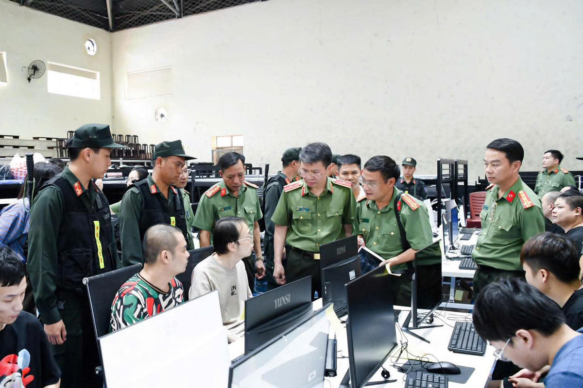 Thiếu tướng Nguyễn Minh Tuấn - Giám đốc Công an tỉnh Phú Thọ cùng các Phó Giám đốc trực tiếp lấy lời khai các đối tượng liên quan. Ảnh: Công an tỉnh Phú Thọ.
