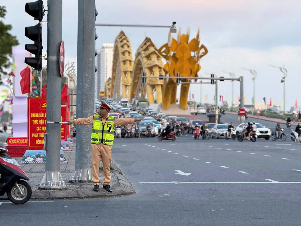 Lực lượng CSGT, Công an TP Đà Nẵng phân luồng điều tiết giao thông tránh ùn tắc. Ảnh: CA Đà Nẵng.