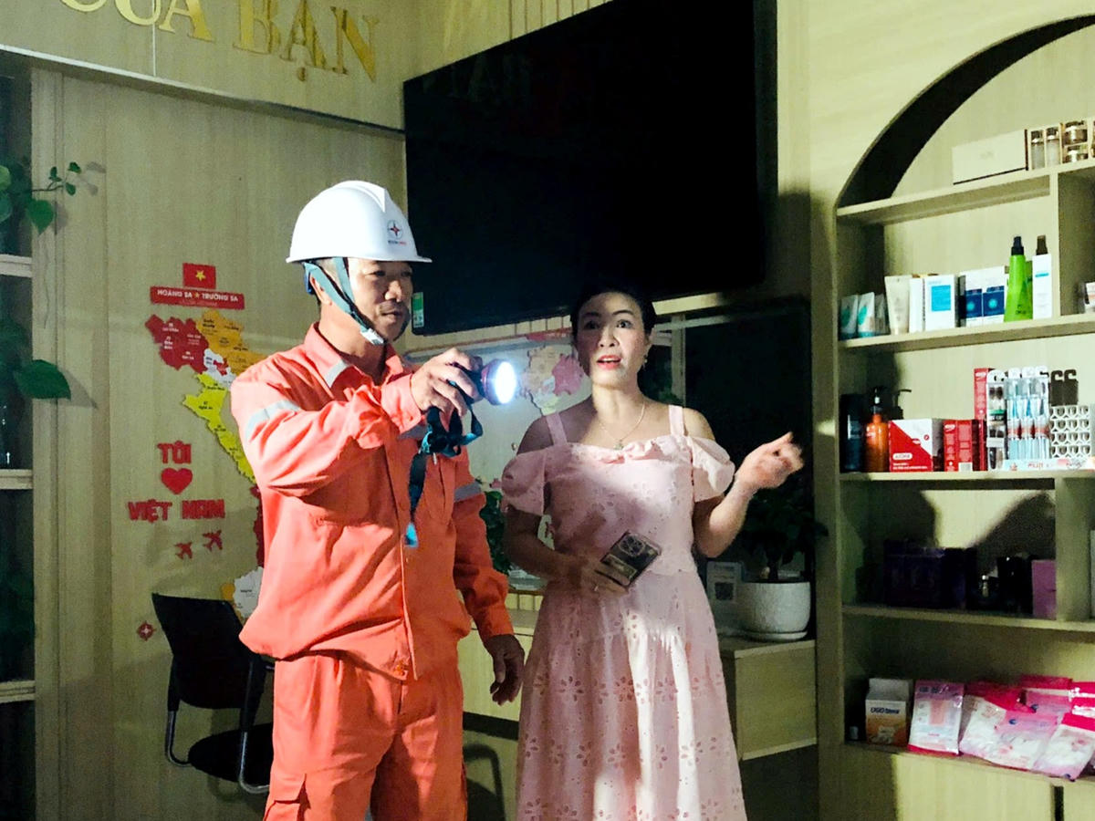 Nhân viên Điện lực Hạc Thành kiểm tra nguyên nhân gây ra gián đoạn cấp điện tại hộ gia đình khách hàng. Ảnh: Hùng Mạnh