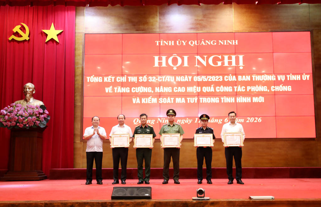 Bí thư Tỉnh ủy Quảng Ninh Quản Minh Cường&nbsp;trao Bằng khen của Ban Thường vụ Tỉnh ủy cho các tập thể&nbsp;có thành tích xuất sắc trong triển khai thực hiện Chỉ thị số 32-CT/TU. Ảnh: QMG