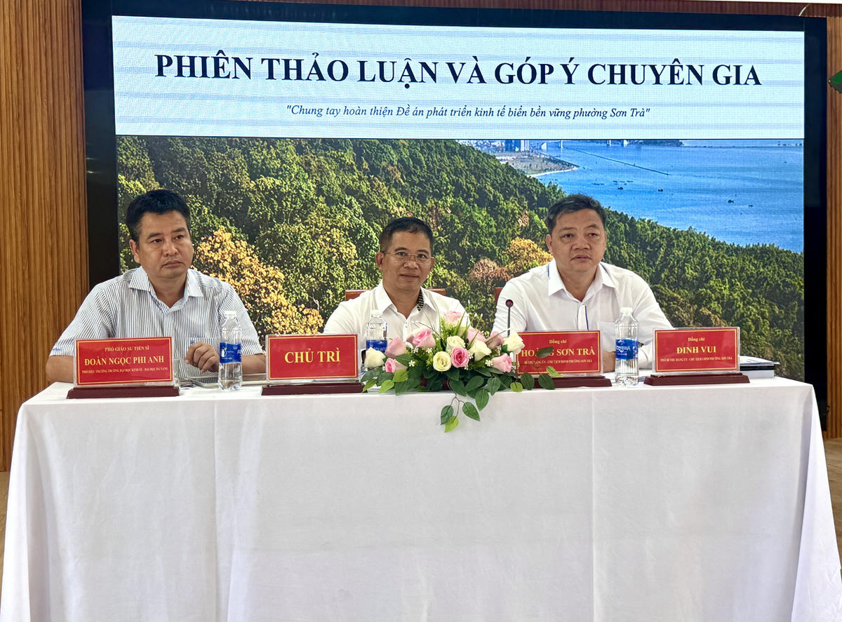 Ông Hoàng Sơn Trà, Bí thư Đảng ủy phường; ông Đinh Vui, Chủ tịch UBND phường; PGS.TS Đoàn Ngọc Phi Anh, Phó Hiệu trưởng Trường ĐH Kinh tế chủ trì tọa đàm. Ảnh: Nguyễn Tú.