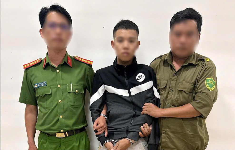 Lực lượng Công an TP Đà Nẵng bắt giữ đối tượng Đỗ Văn Tĩnh. Ảnh: CA Đà Nẵng.