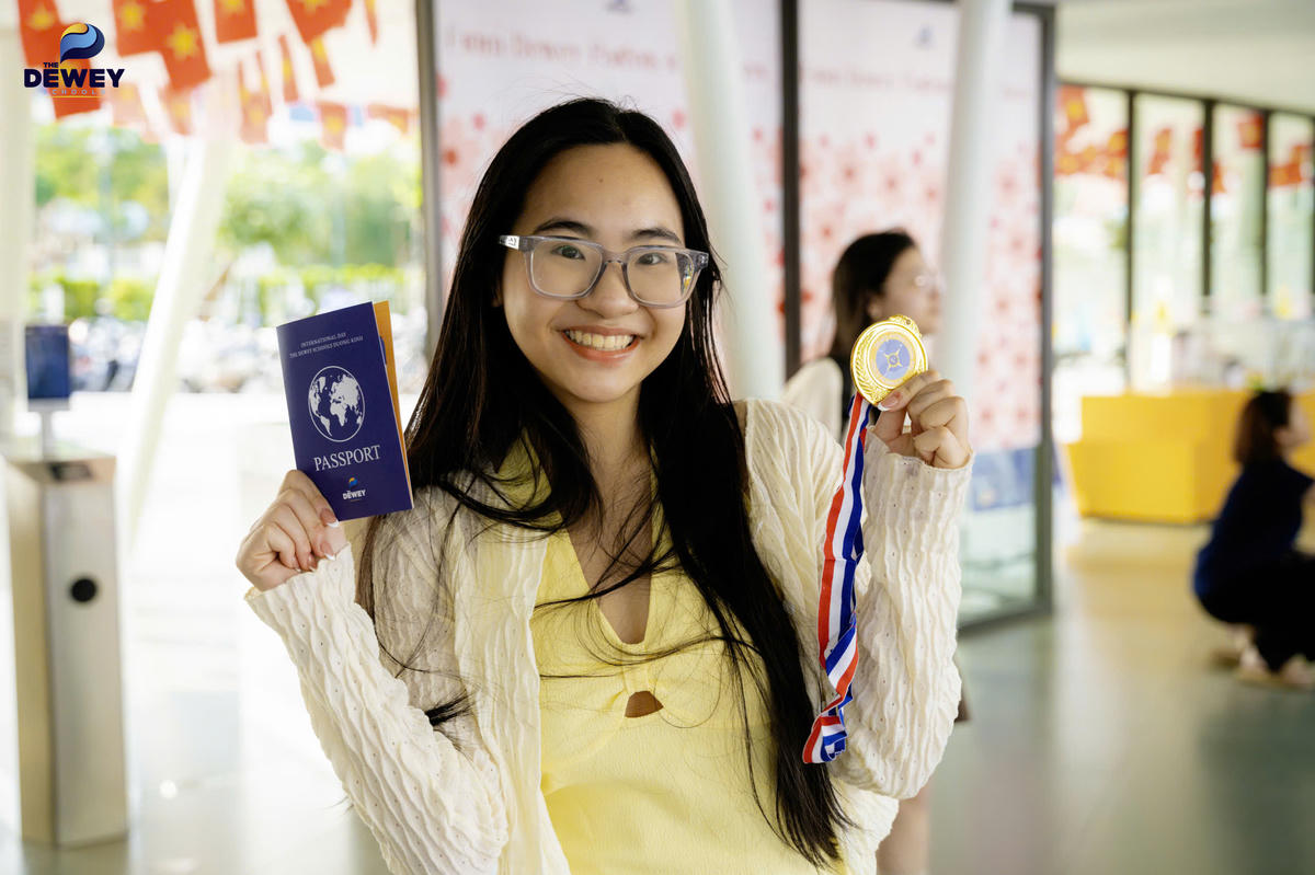Học sinh Bùi Phạm Bảo Hân (lớp 12 Washington DC) -&nbsp;chủ nhân của các suất học bổng đại học với tổng giá trị khoảng 30 tỷ đồng.