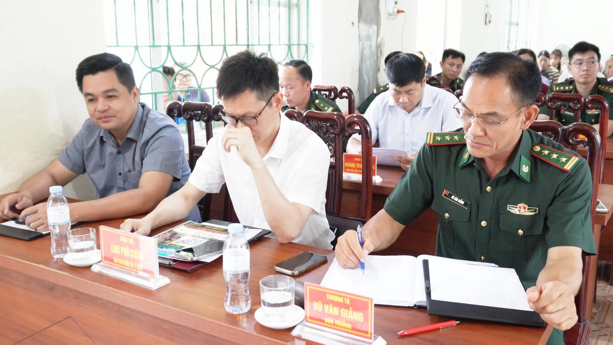 Dự hội nghị có Thượng tá Lục Quang Trung, Phó Chính ủy, Ban Chỉ huy BĐBP tỉnh và Thượng tá Vũ Văn Giảng - Đồn trưởng Đồn Biên phòng cửa khẩu Lý Vạn.