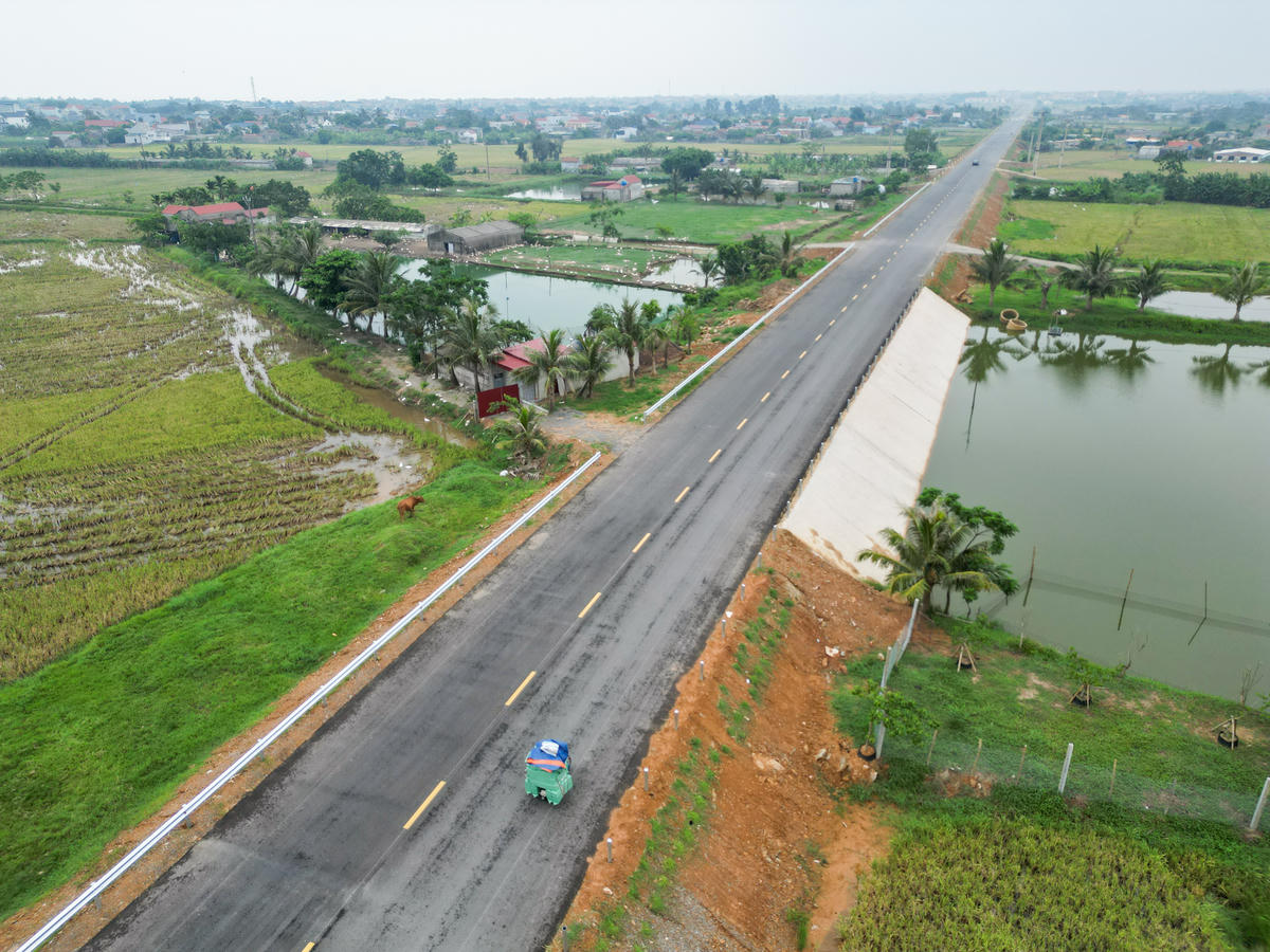 Theo ông Lực, đối với gói thầu số 05, sau một thời gian chờ lún thì nhà thầu đang dỡ tải, lu lèn lại nền đường và tiến hành rải cấp phối đá dăm, thảm nhựa đường. 'Gói thầu số 05 có chiều dài 7,6km, hiện nay đã thảm được 3km, còn lại 4,6km phải xử lý nền đất yếu, chờ lún', ông Lực nói. Ảnh: Đình Minh