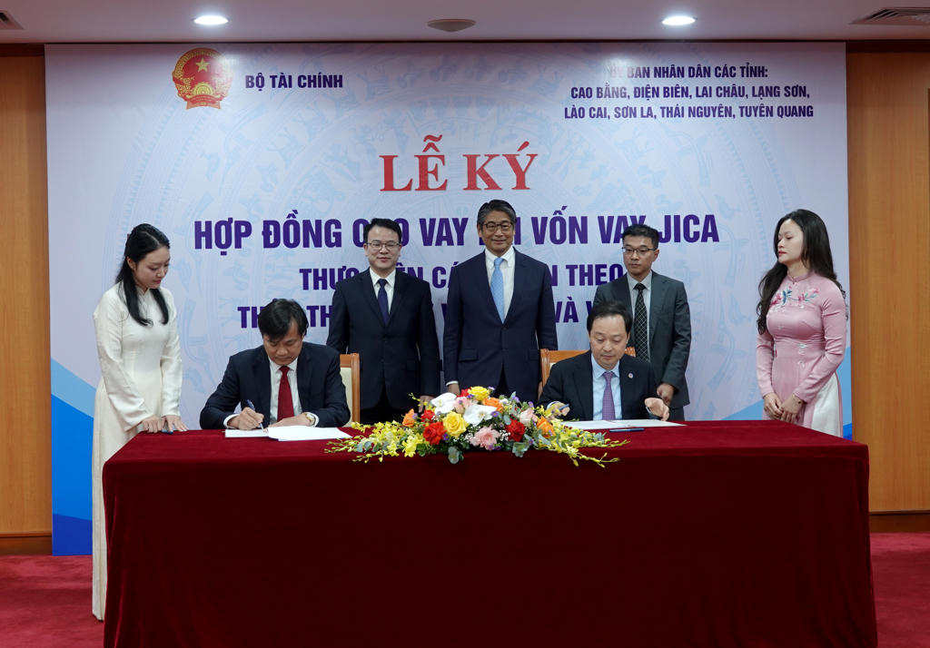 Đại diện lãnh đạo các tỉnh ký hợp đồng cho vay lại vốn vay JICA. Ảnh: BTC.