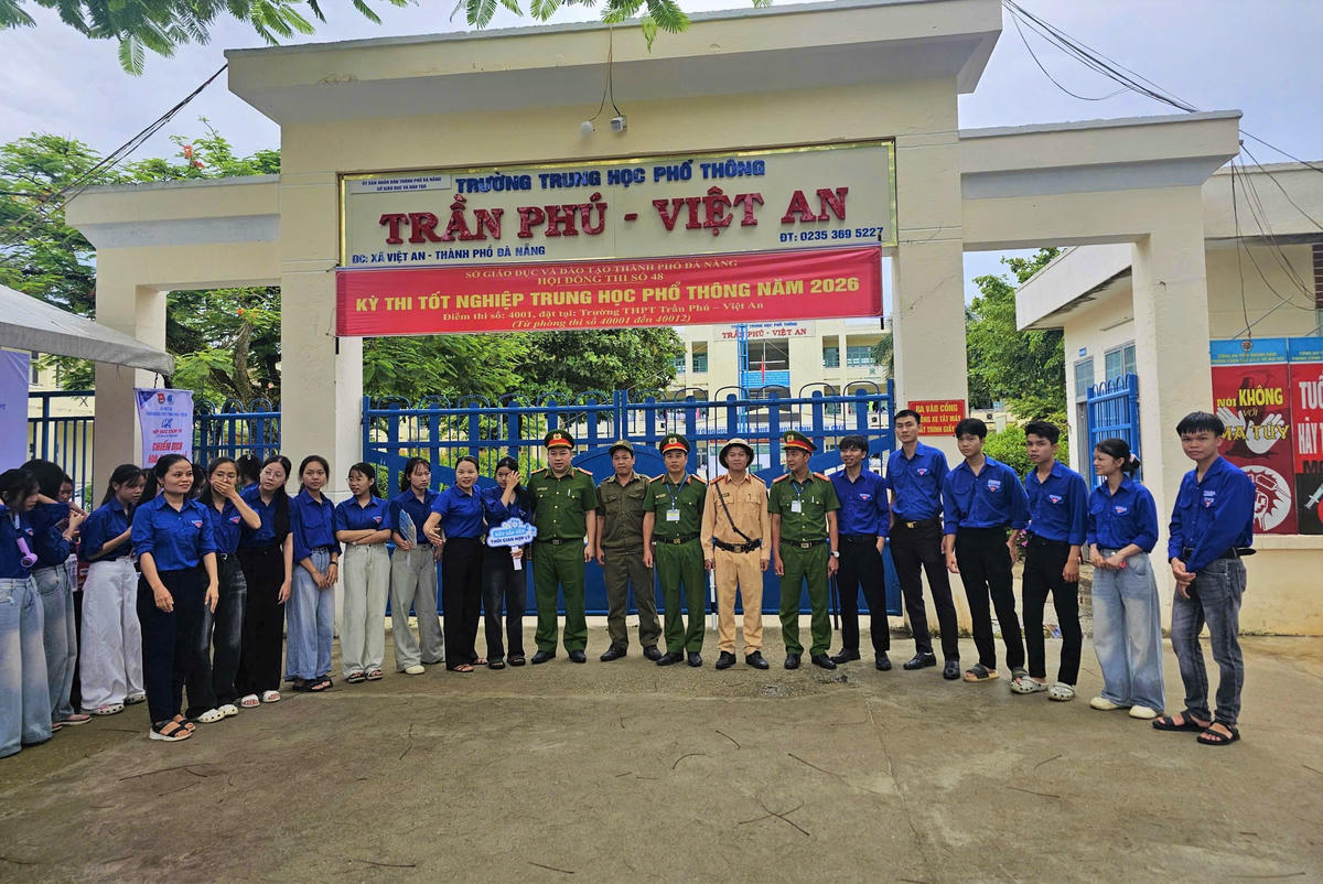 Lực lượng CSGT, Công an TP Đà Nẵng cùng tình nguyện viên tiếp sức mùa thi tại Trường THPT Trần Phú. Ảnh: CĐ.